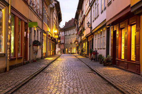 Germany, Erfurt, Old town Karmerbrucke street at dusk - TAMF02702