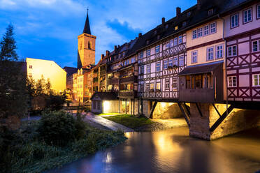 Deutschland, Erfurt, Karmerbrucke und St. Giles Kirche an der Gera in der Abenddämmerung - TAMF02706