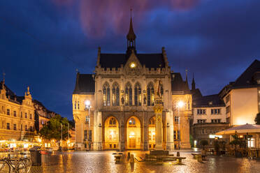 Germany, Erfurt, Fischmarkt with with city hall at night - TAMF02709