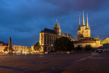 Deutschland, Erfurt, Domplatz mit Dom bei Nacht - TAMF02712