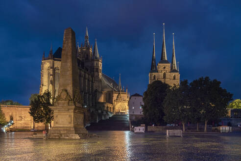 Deutschland, Erfurt, Domplatz mit Obelisk und Dom bei Nacht - TAMF02713