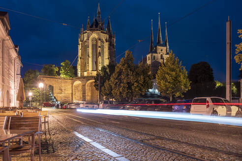 Deutschland, Erfurt, Domplatz mit Dom bei Nacht - TAMF02716