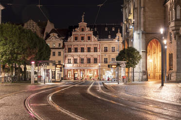 Deutschland, Erfurt, Fischmarkt mit Rathaus bei Nacht - TAMF02717