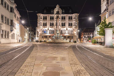 Deutschland, Erfurt, Angerbrunnen bei Nacht - TAMF02719