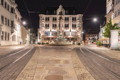 Deutschland, Erfurt, Angerbrunnen bei Nacht - TAMF02719