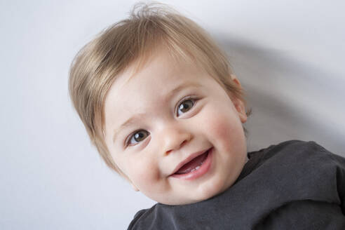 Portrait of smiling baby boy - ISPF00003