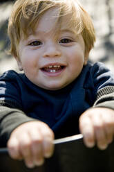 Porträt eines kleinen Jungen auf einer Schaukel - ISPF00008