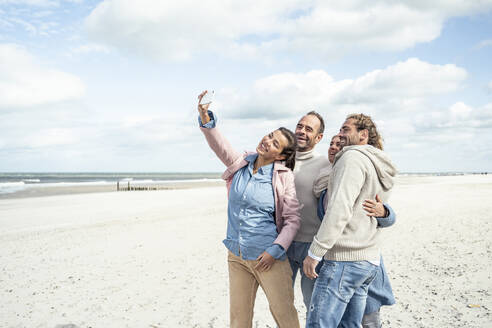 Gruppe von Freunden nehmen Selfie am Strand - UUF22557