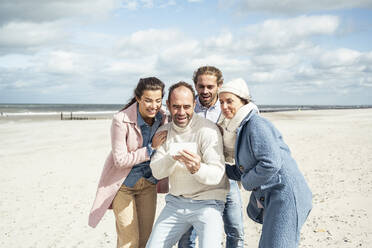 Gruppe von Freunden nehmen Selfie am Strand - UUF22565