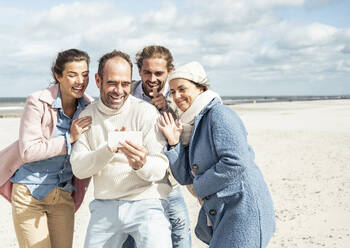 Group of friends taking selfie at beach - UUF22566