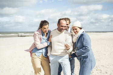 Group of friends taking selfie at beach - UUF22567