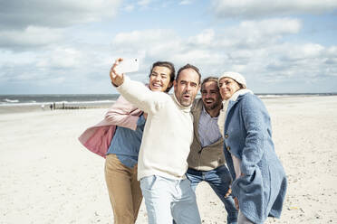 Gruppe von Freunden nehmen Selfie am Strand - UUF22568