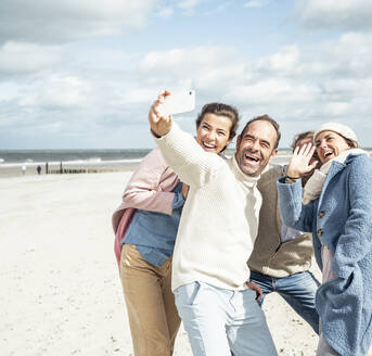 Gruppe von Freunden nehmen Selfie am Strand - UUF22569