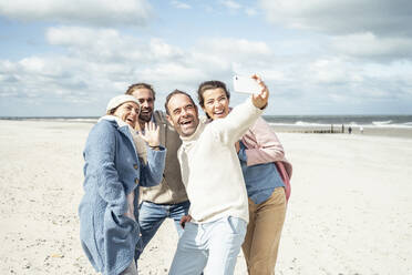 Gruppe von Freunden nehmen Selfie am Strand - UUF22570