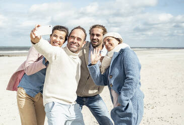 Gruppe von Freunden nehmen Selfie am Strand - UUF22571