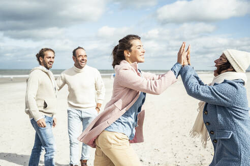 Eine Gruppe erwachsener Freunde verbringt Zeit am Strand - UUF22573