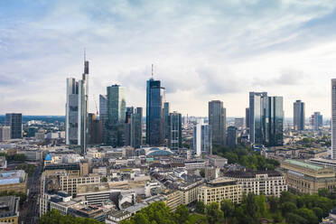 Deutschland, Hessen, Frankfurt, Luftaufnahme von Wolkenkratzern in der Innenstadt - TAMF02726