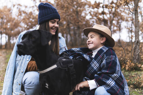 Zwei Schwestern mit Hund in Herbstlandschaft - JAQF00162