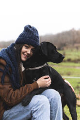 Junge Frau mit Hund in Herbstlandschaft - JAQF00169