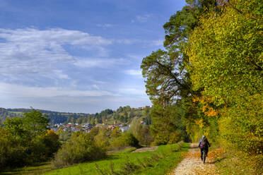 Person auf Radweg in Landschaft - LBF03302