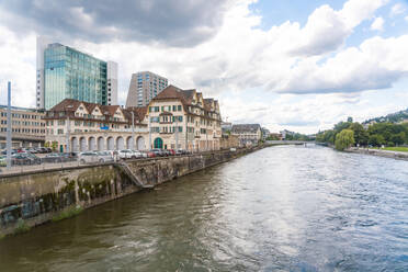 Schweiz, Zürich, Fluss Limmat und Gebäude - TAMF02732