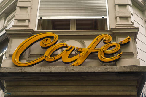 Schweiz, Zürich, Vintage Cafe Leuchtreklame auf Gebäude - TAMF02734