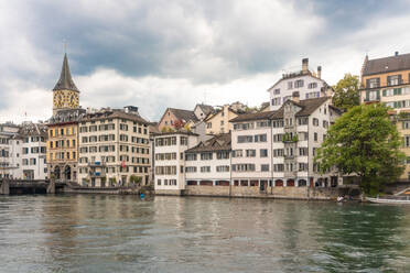 Schweiz, Zürich, Limmat mit Altstadtgebäuden und St. Peterskirche - TAMF02735