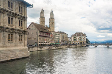 Schweiz, Zürich, Limmat mit Rathaus und Großmünsterkirche - TAMF02736