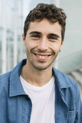 Porträt eines lächelnden jungen Mannes im Freien - XLGF00985