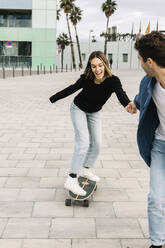 Junges Paar auf dem Skateboard - XLGF00999