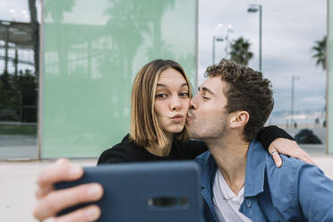 Lächelndes Paar nimmt Selfie im Freien - XLGF01007