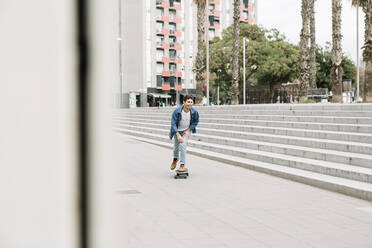 Junger Mann auf dem Skateboard in der Stadt - XLGF01026