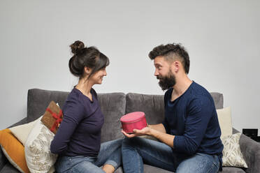 Erwachsenes Paar tauscht am Valentinstag Geschenke aus - AODF00273