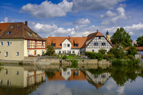 Deutschland, Bayern, Wassertrudingen, Wornitzpark, Wassermühle spiegelt sich in der Wornitz - LBF03305