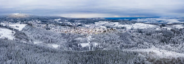 Hubschrauber-Panorama des Taunus im Winter - AMF08957