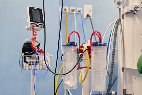 Medizinische Überwachungsgeräte im Krankenhaus, lizenzfreies Stockfoto