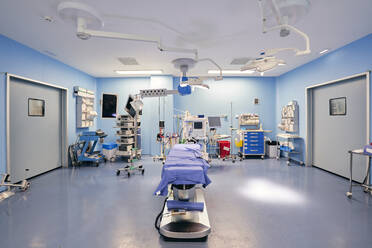 Anordnung der medizinischen Geräte im Operationssaal eines Krankenhauses - SASF00130