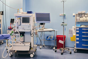 Überwachungsgerät im Operationssaal eines Krankenhauses - SASF00133