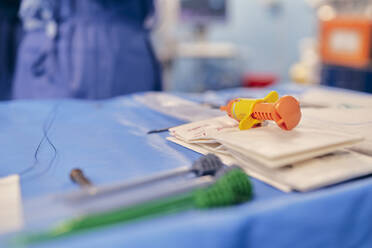 Nahaufnahme einer Kunststoffeinspritzung auf einem Tisch im Krankenhaus - SASF00169