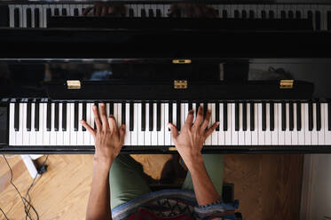 Junger männlicher Musiker spielt zu Hause Klavier - JCMF01813