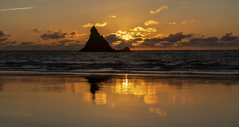 UK, Wales, Pembrokeshire, Broadhaven South Beach, Church Rock und Meer bei Sonnenaufgang - ALRF01783