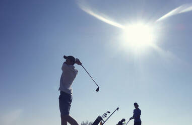 Freunde spielen Golf klaren blauen Himmel während sonnigen Tag - AJOF00984