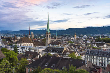 Schweiz, Kanton Zürich, Zürich, Stadtteil Niederdorf in der Abenddämmerung - TAMF02739