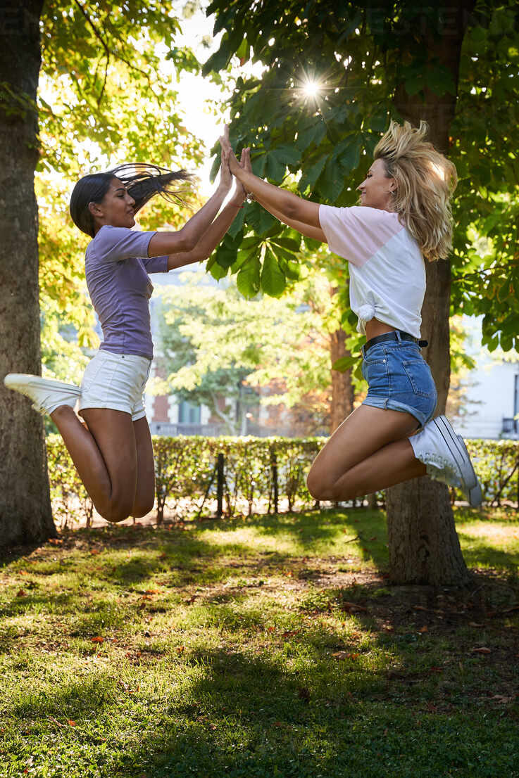 10 Poses For A Photoshoot With Your Best Friend | Willow Street Pictures