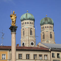 Deutschland, Bayern, München, Türme der Frauenkirche, Mariensäule - WIF04382