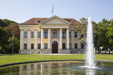 Deutschland, Bayern, München, Prinz Carl Palais und Springbrunnen - WIF04389