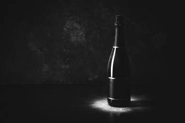 Studioaufnahme einer schwarzen Flasche Champagner mit leerem Etikett - FLMF00373