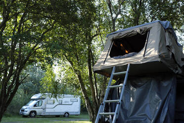 Deutschland, Schleswig Holstein, Heidkate, Camping im Wald - GISF00730