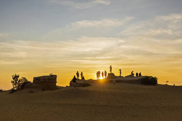 Australien, Ozeanien, Westaustralien, Cervantes, Namburg National Park, Menschen bei Sonnenuntergang in der Pinnacles Wüste - FOF11898