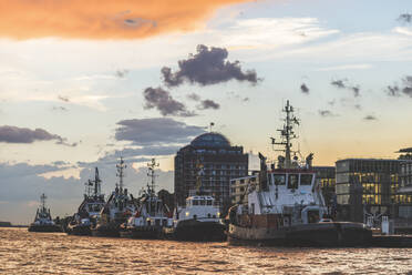 Deutschland, Hamburg, Neumuhlen Schlepperbrücke bei Sonnenuntergang - KEBF01731